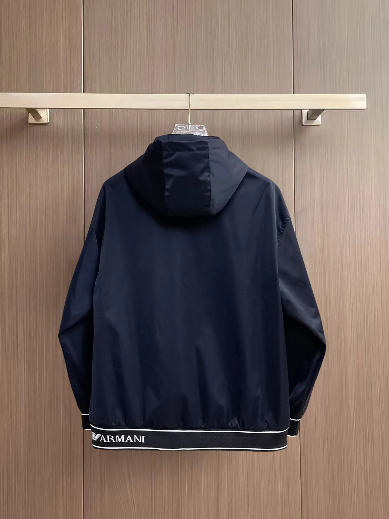 Armani official website Same Style, complete with three labels, on sale in advance. 2026 Autumn and Winter New Arrival men's jacket, Original with complete three labels, Premium version. Custom-made fabrics at the counter. Breathable, high comfort, impeccable details, brand element design concept, reflecting high quality. It feels delicate and soft, presents a casual cut, and has a great upper body shape. Sizes: M～3XL,